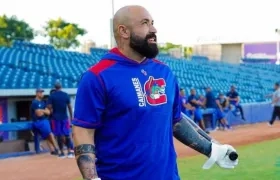 Sandy León, receptor de los Caimanes. 