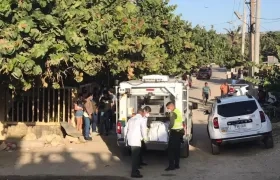 Personal de la Sijín en el levantamiento del cuerpo de la persona que se ahogó en Salgar.