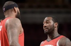 Jhon Wall con un compañero, durante el juego. 