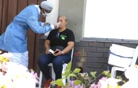 La Secretaria de Salud, Zoila Llanos, realizándose la prueba durante la más reciente jornada en Galapa.