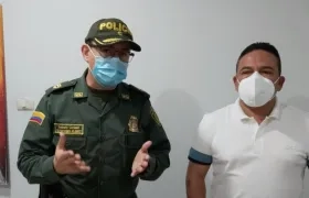 Coronel Oleskyenio Flórez y el Alcalde de Puerto Wilman Vargas.