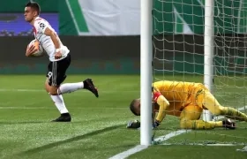 El barranquillero Rafael Santos Borré celebrando el segundo gol del descuento.