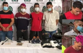 Los tres venezolanos y el colombiano, capturados en el barrio San Roque de Barranquilla.