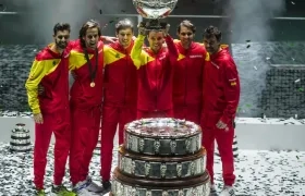Los integrantes del equipo español tras recibir el trofeo que les acredita vencedores de la final de Copa Davis, en las instalaciones de la Caja Mágica, en 2019 en Madrid. 