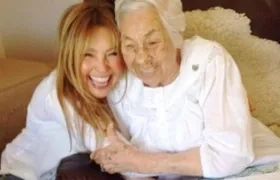 Thalía y su abuela, Eva, de 103 años.