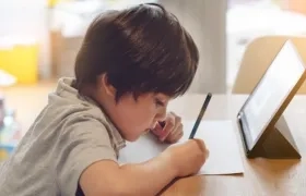 Niño estudiando online desde su casa, debido a la pandemia.