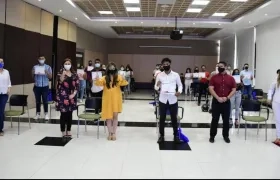 El grupo de estudiantes beneficiados con las becas.