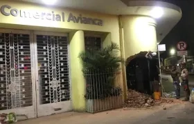 Destrucción de la esquina del edificio Avianca en el Paseo Bolívar.