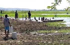 Habitantes abasteciéndose en la ciénaga.