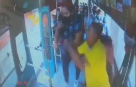 Ronald Alberto Cuello Fonseca detiene la mano de la pasajera. 