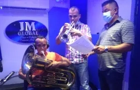 Los músicos en plena grabación.
