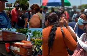 Familiares de reos esperan hoy con féretros en las afueras de la morgue.