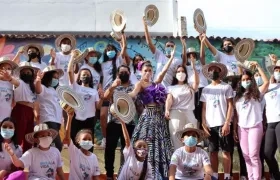 En visita a Soledad, Valeria Charris compartió sus aprendizajes de baile con beneficiarios del programa Baila la Vida.
