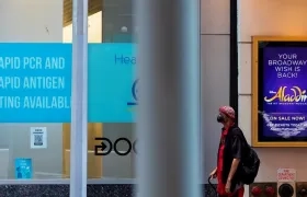 Una persona camina cerca de un cartel del musical Aladdin en Nueva York (EE.UU.).