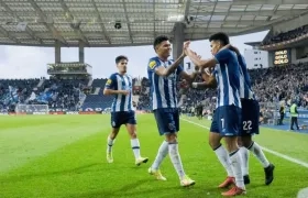 Luis Díaz celebra con sus compañeros. 