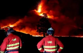 Durante la noche, equipos de la Unidad Militar de Emergencias (UME) han continuado con la vigilancia  en el volcán.