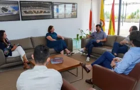 Reunión de Jaime Pumarejo con la embajadora de Australia. 