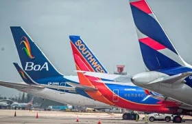 Aviones de varias compañías aéreas, en el aeropuerto Internacional de Miami, Florida (EE.UU.).