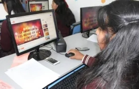 Una de cada tres niñas y mujeres jóvenes afirma que la información falsa afecta su salud mental.