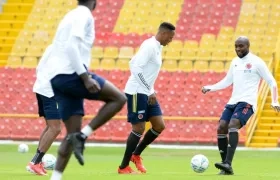 Eder Álvarez Balanta y Yerry Mina, durante un entrenamiento. 