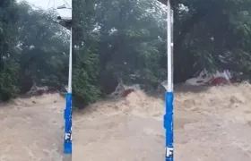 Momento en que el bus fue arrastrado por el arroyo. 