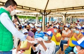 El alcalde soledeño Rodolfo Ucrós entregó títulos de propiedad a 300 familias en el barrio Villa María Selene.