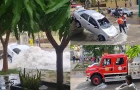 Carro atrapado por el arroyo en el norte de Barranquilla.