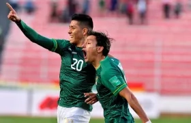 Ramiro Vaca (i) de Bolivia celebra un gol hoy, en un partido de las eliminatorias sudamericanas para el Mundial de Catar 2022 entre Bolivia y Perú en el estadio Hernando Siles en La Paz (Bolivia).