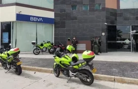La Policía en el lugar del frustrado asalto al banco. 
