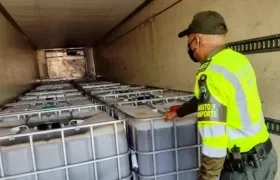 Cocaína líquida incautada por la Policía. 