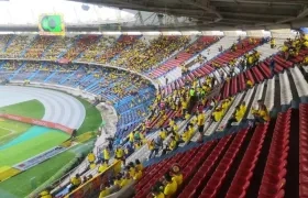 Hinchas llenando el Metro para el partido Colombia-Ecuador.