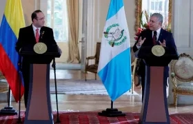 Los presidentes de Guatemala, Alejandro Giammattei (i) y Colombia (d) Iván Duque hablan hoy, desde la Casa de Nariño en Bogotá.