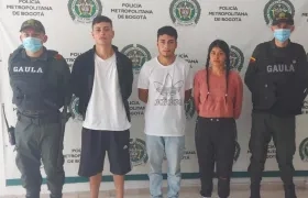 A los tres detenidos les incautaron cuatro teléfonos celulares y 19 tarjetas bancarias.