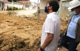 El Alcalde Jaime Pumarejo frente a una de las vías a intervenir.