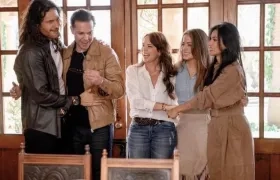 Mario Cimarro, Juan Alfonso Baptista, Natasha Klauss, Danna García y Paola Rey.