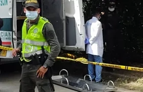 El Laboratorio de Criminalística disponiendo el traslado de los restos.