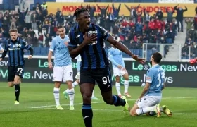 Duván Zapata celebra su gol.