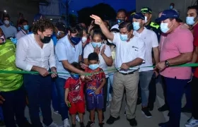 Jaime Pumarejo, alcalde de Barranquilla, en la inaguración de las vías en el barrio La Paz.