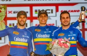 Diego Arboleda escoltado por Vincent Pelluard y Carlos Ramírez. 