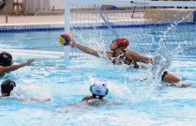 Acción de un partido de waterpolo. 
