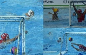 Susana Atehortua, jugadora más valiosa del partido, anota una de los goles definitivos de Colombia.