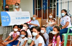 Cheque de 25 millones de pesos para el Pesebre Vivo de Usiacurí, que dirige Tomás Urueta.