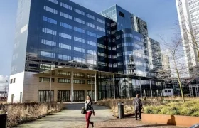 Vista exterior del edificio Spark, sede temporal de la EMA en Ámsterdam.