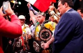 'Canelo' Álvarez celebrando tras ganar el combate.