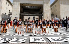 Familiares de las víctimas de desaparición forzada conmemoran hoy domingo, 36 años de la toma del Palacio de Justicia, en la Plaza de Bolívar de Bogotá.
