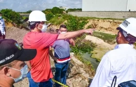 Rodolfo Ucrós, alcalde de Soledad, en inmediaciones del arroyo El Platanal. 