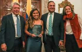 La futbolista del Atlético de Madrid Leicy Santos, junto al presidente del club, Enrique Cerezo, y el Embajador de Colombia en España, Luis Guillermo Plata.