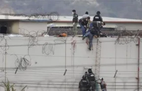 Muro del pabellón 2 de la cárcel de Guayaquil, en el levantamiento de un cuerpo. 