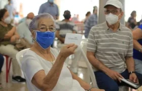 Adultos mayores cumpliendo con su deber responsable de vacunación.