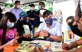 El Alcalde Jaime Pumarejo escuchando las inquietudes de la comunidad.